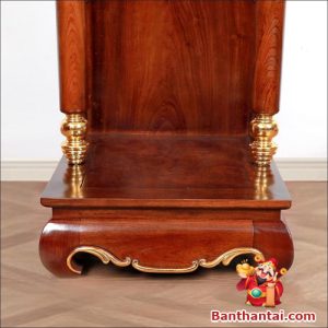 Chân bàn thờ bo cong mềm mại, nhấn nhá dát vàng tinh tế