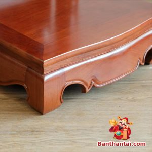 Đế bàn thờ bo cong mềm mại, vân gỗ rõ nét