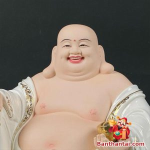 Khuôn mặt hiền từ và nụ cười hoan hỷ là biểu tượng cho sự an lạc và hạnh phúc