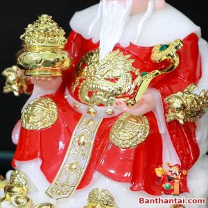 Thân tượng Thần Tài nổi bật với hình rồng chạm nổi