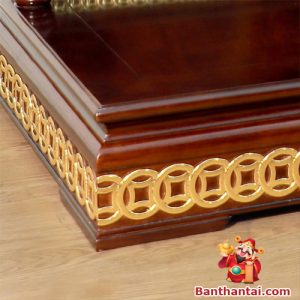 Đế bàn thờ vững chãi, điểm họa tiết đồng tiền dát vàng mang ý nghĩa chiêu tài, tụ lộc.