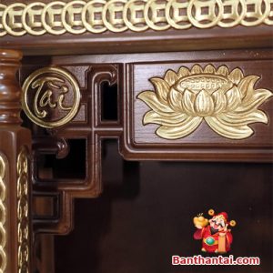 Chi tiết hoa sen và chữ Tài được chạm khắc sắc nét, dát vàng nổi bật