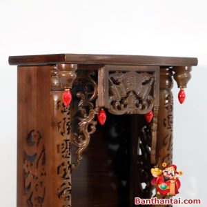Sản phẩm có gắn thêm bốn đèn nhót màu đỏ