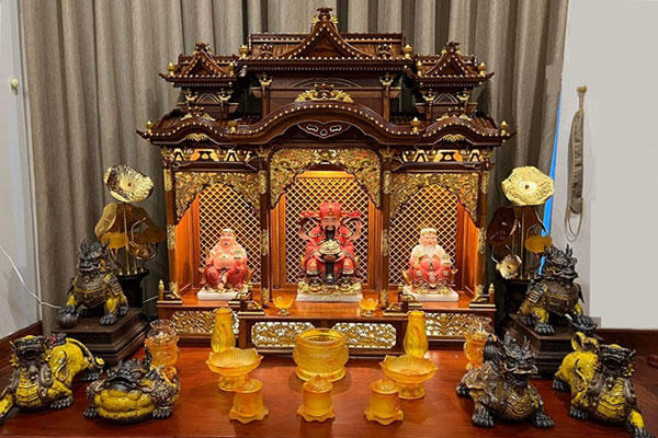 Ban Thần Tài thờ 3 ông Thổ Địa - Thần Tài và tượng Thần Phát