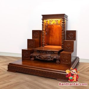 Hai trụ rồng uốn lượn đối xứng hai bên mang ý nghĩa bảo vệ, trấn giữ vượng khí