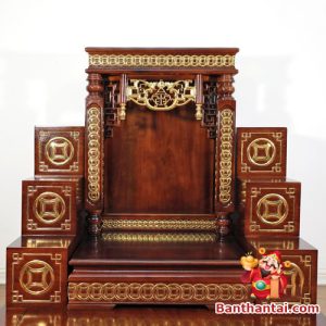 Ban thờ được chạm khắc họa tiết đồng tiền dát vàng
