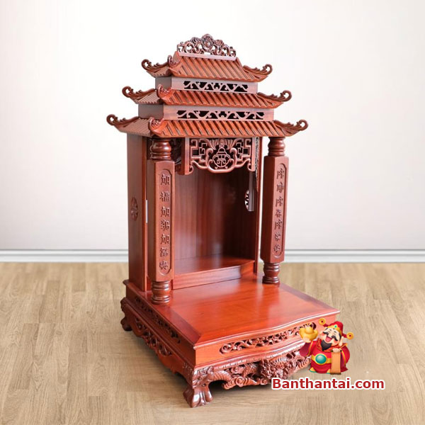 Bàn Thờ nổi bật với mái cong ba tầng chạm khắc tinh xảo và trụ khắc Hán
