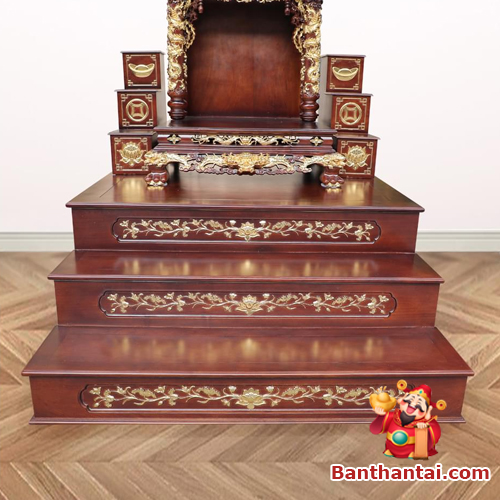 Ba bậc thang lớn và ba bệ nhỏ hai bên tượng trưng cho "Thiên - Địa - Nhân" hòa hợp