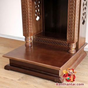 Khuôn mặt bàn thờ với diện tích lớn để trưng bày các vật phẩm thờ cúng
