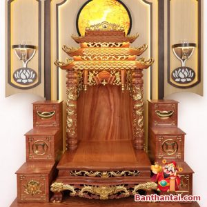 Hệ cột rồng, mái chạm hoa văn, các khối tam cấp hai bên bài trí hài hòa tạo nên sự vững chãi, bề thế