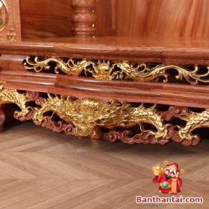 Phần chân và khung bàn thờ được chạm khắc đầu rồng dát vàng nổi bật