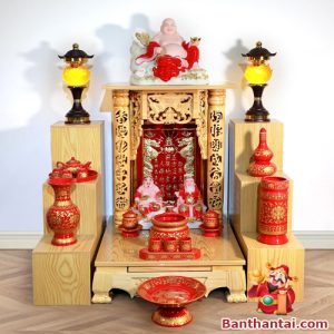 Hình ảnh trực diện bộ ban thờ Thần Tài gỗ pơ mu màu vàng BTT730
