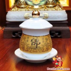Chén trà trên ban thờ