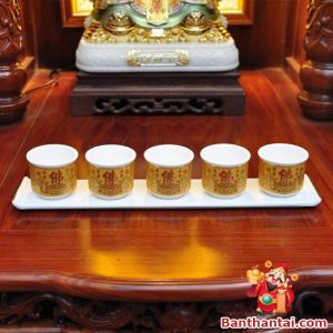 5 chén nước trên ban thờ Thần Tài