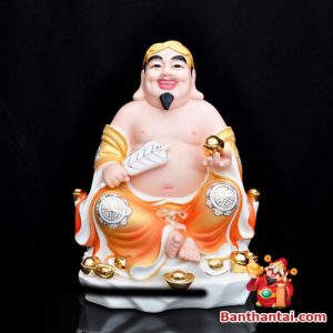 Tượng Thổ Địa với nụ cười tươi tắn, tay cầm quạt phúc và thỏi vàng