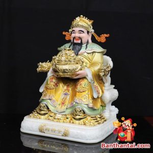 Tượng Thần Tiền với họa tiết dát vàng thể hiện sự sang trọng