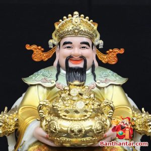 Khuôn mặt uy nghi nhưng hiền hòa, đầu đội mũ vàng, mặc long bào dát vàng