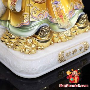 Phần đế trắng vân mây cùng dòng chữ 
