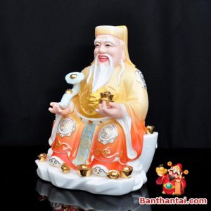 Chi tiết áo bào tinh xảo và những thỏi vàng nhỏ xung quanh chân tượng