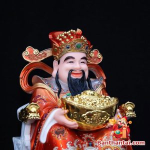 Hai tay nâng hũ vàng lớn, thể hiện quyền năng trong việc chiêu tài, kích lộc