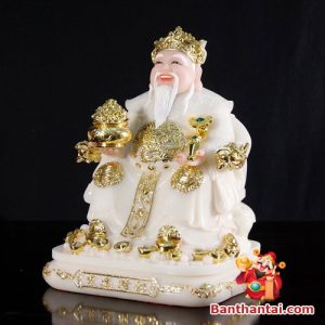 Tượng được chạm khắc với nhiều họa tiết dát vàng tinh xảo