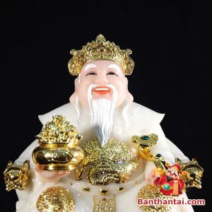 Gương mặt hiền từ, râu dài trắng và đầu đội mũ vàng