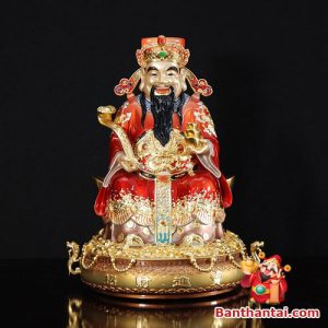 Tượng Thần Phát với chi tiết mũ quan đỏ và họa tiết dát vàng
