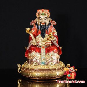 Tượng Thần Phát ngồi trên ngai vàng uy nghiêm, khoác áo long bào đỏ dát vàng