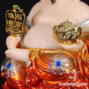 Họa tiết trên tượng được vẽ thủ công, dát vàng sắc nét