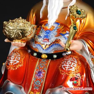 Hũ vàng và gậy như ý mang ý nghĩa giàu có, thịnh vượng