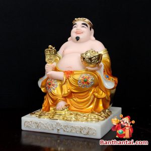 Tượng Thổ Địa với tay phải cầm quạt, tay trái cầm hũ vàng