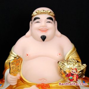 Nụ cười tươi tắn, họa tiết chạm khắc tinh xảo, đẹp mắt