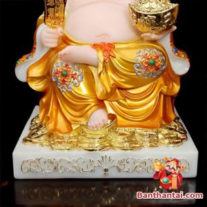 Hình ảnh ngài ngồi vắt chân với bên dưới là đống tiền vàng