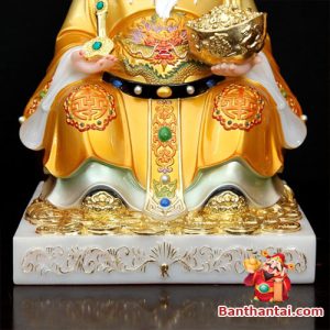 Ngài ngồi trang nghiêm trên đống tiền vàng