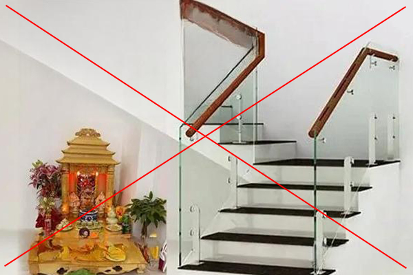 Đặt bàn thờ Thần Tài Thổ Địa dưới gầm cầu thang là điều đại kỵ