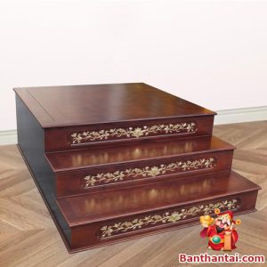 Mẫu kệ kê bàn thờ này được trang trí họa tiết hoa sen dát vàng tinh xảo trên từng bậc
