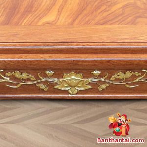 Chi tiết họa tiết hoa sen dát vàng tạo điểm nhấn sang trọng cho không gian thờ tự