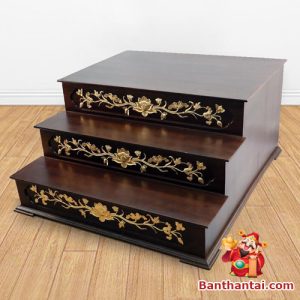 Sản phẩm được thiết kế kiểu dáng ba bậc, dát vàng các chi tiết bắt mắt