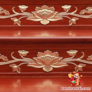 Họa tiết hoa sen dát vàng được chạm khắc trên cả 3 tầng của sản phẩm