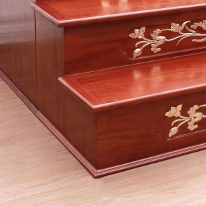 Phần chân đế được thiết kế vững chãi, góc cạnh sắc nét