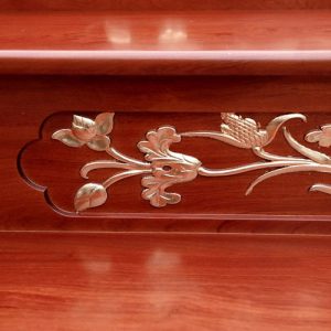 Họa tiết hoa lá mềm mại được chạm khắc thủ công