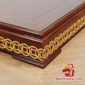 Họa tiết đồng tiền dát vàng tôn lên vẻ trang nghiêm cho không gian thờ cúng