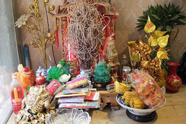Không nên để đồ đạc bừa bộn quanh bàn thờ