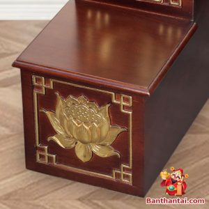 Họa tiết hoa sen tinh xảo được chạm khắc và dát vàng trên tầng thấp nhất