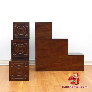 Mẫu bàn thờ này được sơn màu nâu óc chó bền đẹp, bắt mắt
