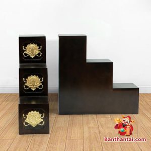 Mẫu bàn thờ này được thiết kế ba cấp tinh tế, chạm khắc hoa sen dát vàng sang trọng