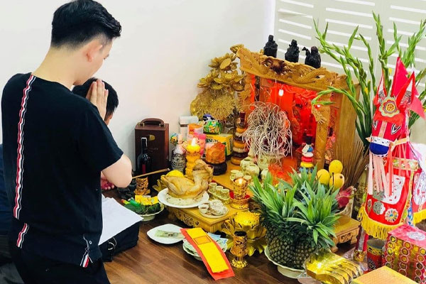 Nhờ thầy cúng có kinh nghiệm giúp giải tỏa luồng khí xấu đang bám quanh không gian thờ tự