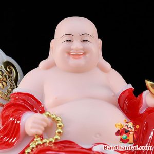 Hoạ tiết trên tượng được vẽ thủ công với các đường nét tỉ mỉ