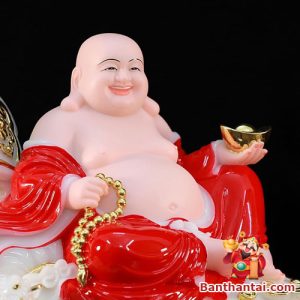 Phật Di Lặc với nụ cười hỷ xả, khoác áo đỏ may mắn