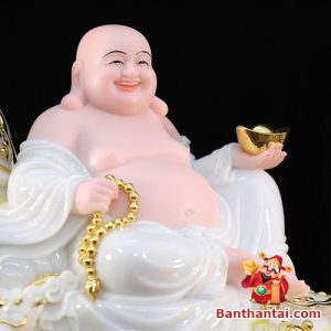 Tượng Ngài Di Lặc tay trái cầm thỏi vàng tay phải cầm chuỗi hạt